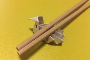 割り箸袋で作った鶴の箸置き