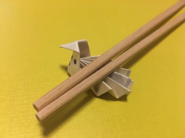割り箸袋で作った鶴の箸置き