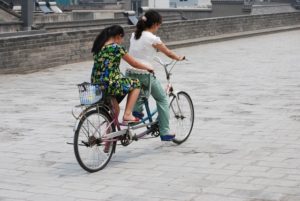 タンデム自転車を二人でこぐ
