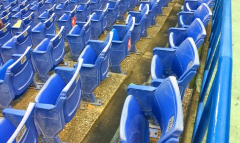 神宮球場の青いシート