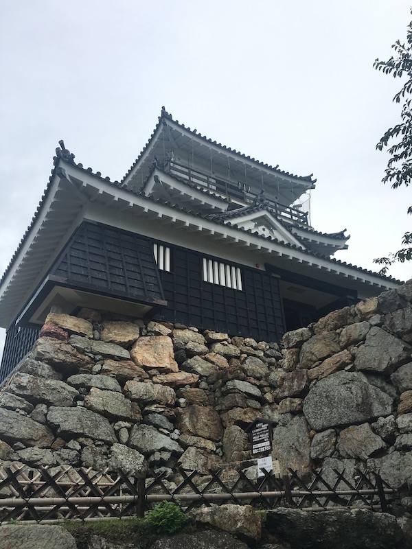 浜松城天守閣と石垣を下から見上げる