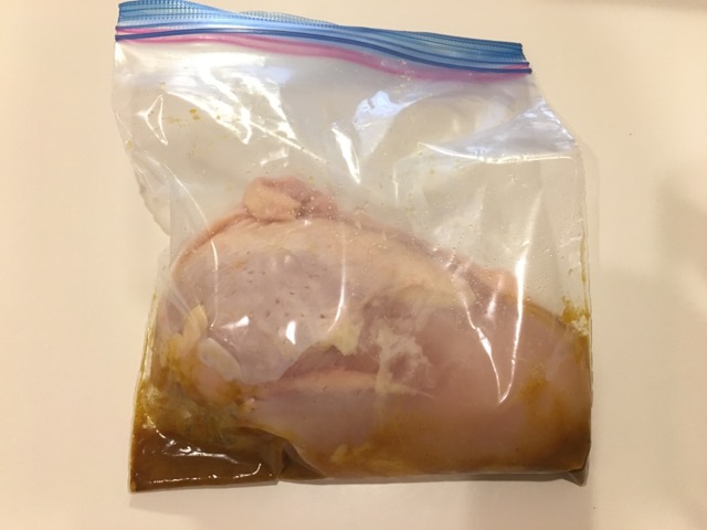 鶏胸肉をジップロック保存袋へ入れたところ