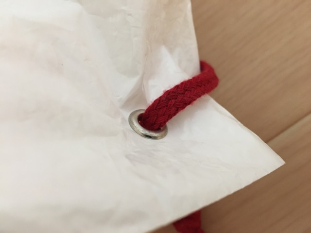 巾着袋の紐を通しているハトメ付きの穴