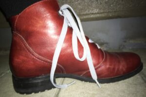 革靴ブーツミドルカットに伸びる靴紐を通した状態、横から