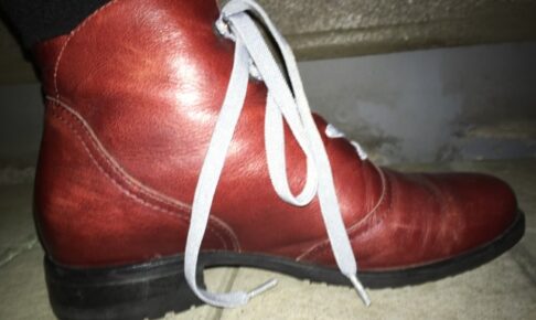 革靴ブーツミドルカットに伸びる靴紐を通した状態、横から
