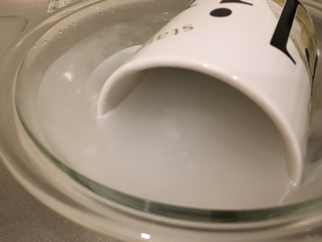 お湯の中で酸素系漂白剤が発泡しだした