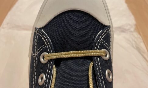 スニーカーの靴紐を短くする方法として先端の紐通し穴へ２回通す