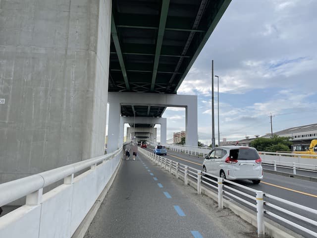 名古屋高速と並行している「きらくはし」の歩道